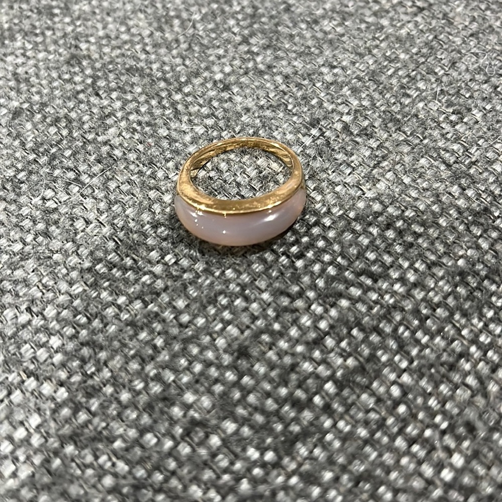 Ring-gold/neutral stone
